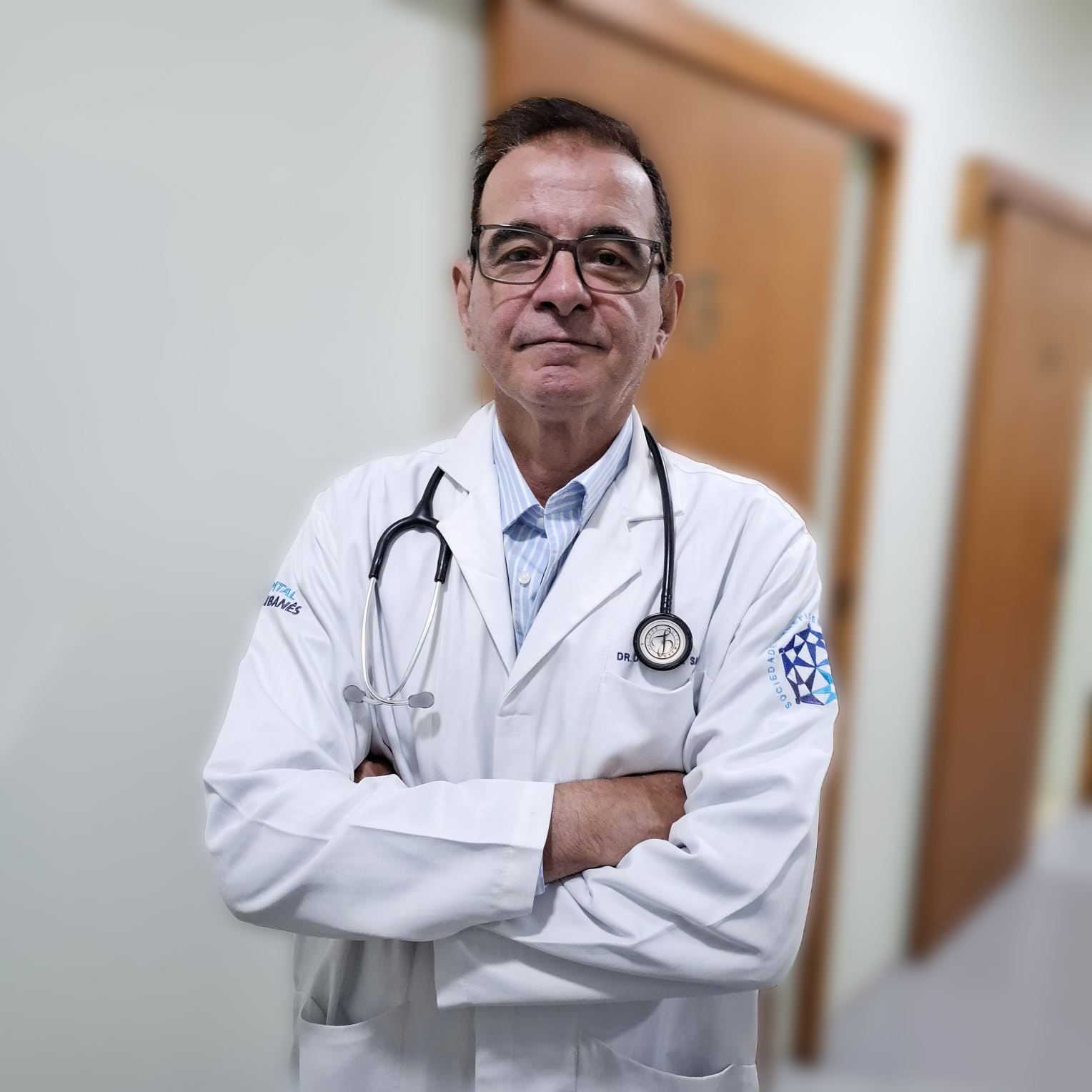 Médico sorrindo